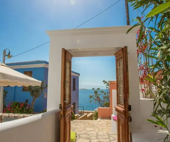 Case de vacanță Chic & Modern With Swim Access Chalki Town